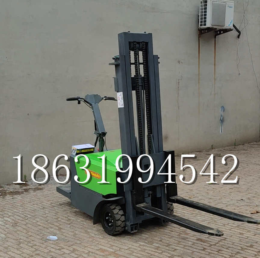 泽库县优程全电动叉车插腿式堆高车液压装卸车1.5吨升高小型站驾式铲车